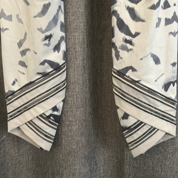 Lululemon leggings size 4 - Picture 3 of 4